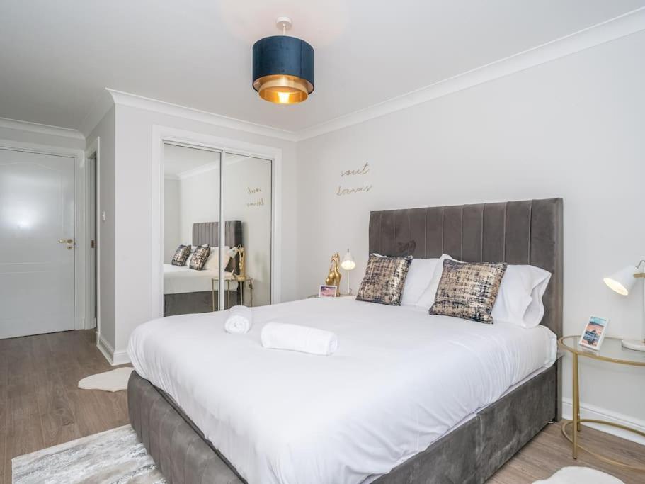 Luxury 2Bed 2Bath Flat In City Centre- Free Parking! Apartment Edinburgh Exterior photo